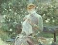 Mujer joven cosiendo en un jardín Berthe Morisot